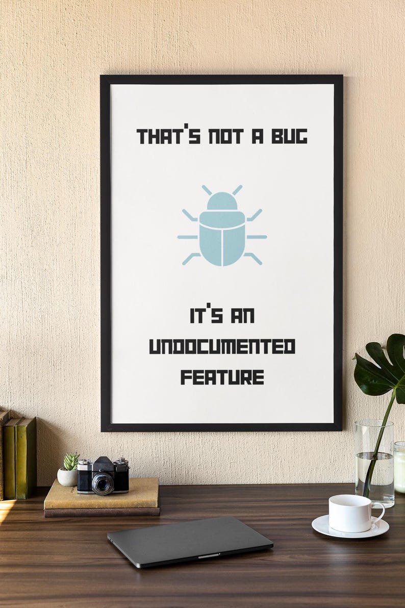 Puede incluir: Un p&oacute;ster enmarcado en negro con fondo blanco y texto negro que dice "That's not a bug, it's an undocumented feature". Un icono de insecto azul est&aacute; en el centro del p&oacute;ster.