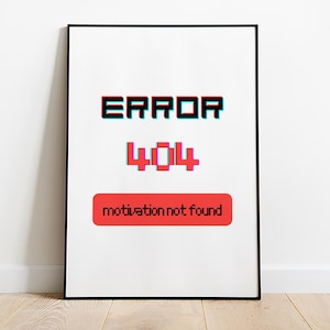 Puede incluir: Un p&oacute;ster enmarcado blanco con texto negro que dice "ERROR 404 motivation not found". El texto est&aacute; en una fuente pixelada y el n&uacute;mero 404 est&aacute; en rojo.