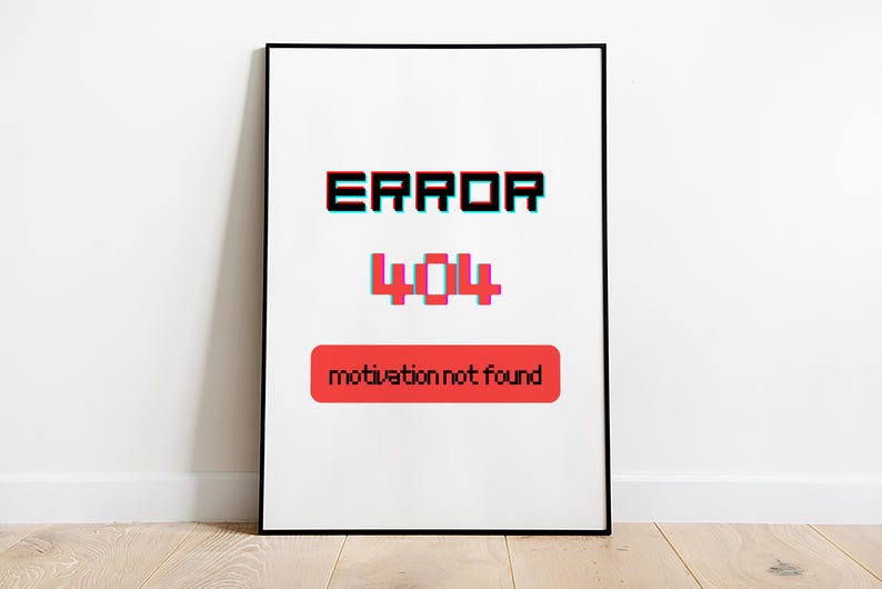 Puede incluir: Un p&oacute;ster enmarcado blanco con texto negro que dice "ERROR 404 motivation not found". El texto est&aacute; en una fuente pixelada y el n&uacute;mero 404 est&aacute; en rojo.