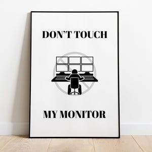 Peut inclure: Impression encadrée en noir et blanc avec le texte « DON'T TOUCH MY MONITOR ». L'image présente un bonhomme allumette assis à un bureau avec plusieurs écrans d'ordinateur.