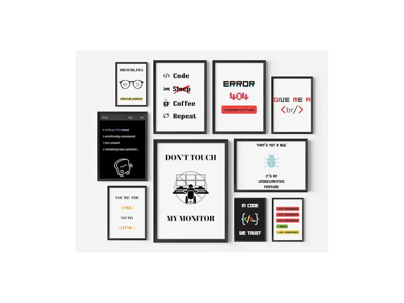 Puede incluir: Una colecci&oacute;n de 10 impresiones enmarcadas con textos humor&iacute;sticos relacionados con la codificaci&oacute;n y la programaci&oacute;n. Las impresiones presentan ilustraciones en blanco y negro y texto en varios colores, incluidos rojo, azul y amarillo.
