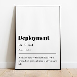Può includere: Poster di tipografia in bianco e nero con la parola "Deployment" definita come un "rito in cui il codice viene sacrificato agli dei della produzione e la speranza è tutto ciò che ti rimane."