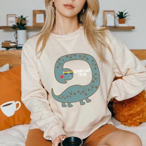 J'ai l'air gay PNG svg, png LGBT drôle, dinosaure gay png, chemise du mois de la fierté, chemise drôle de fierté, cadeau Lbgt, fierté arc-en-ciel SVG