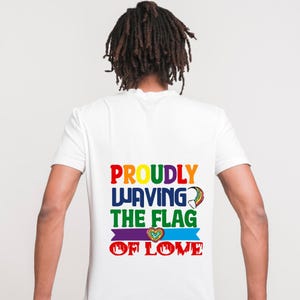 Agitant fièrement le drapeau de l'amour svg, png, drapeau arc-en-ciel, mois de la fierté png, fierté lesbienne png, droits égaux png, svg LGBT, sublimation png