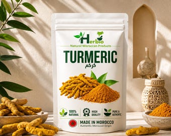 Könnte beinhalten: Ein weißer Standbeutel mit Herbio Kurkumapulver. Das Etikett zeigt den Markennamen, das Wort TURMERIC und arabischen Text. Es sind Abbildungen von rohen Kurkumawurzeln und gelbem Pulver zu sehen, ergänzt durch Angaben wie 100% natürlich, hohe Qualität, rein und authentisch sowie Made in Morocco.