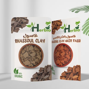 Puede incluir: Dos bolsas blancas de Rhassoul Clay y Hassoul Clay Aker Fassi de Herbio. Cada bolsa presenta un cuenco de madera lleno de trozos de arcilla y las palabras "100% Organic". Las bolsas están decoradas con hojas verdes y el logotipo de Herbio.