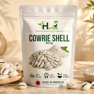 Peut inclure: Un sachet blanc debout étiqueté Herbio Natural Moroccan Products Cowrie Shell. L'emballage présente un graphique de coquillages cauris blancs et un tas de poudre blanche. Le texte inclut 100% Natural, High Quality, Pure & Authentic et Made in Morocco.