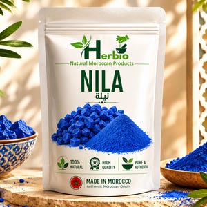 Peut inclure: Un sachet blanc debout de poudre Nila Herbio avec un logo, le texte Nila et des caractères arabes. L'emballage présente un tas de poudre bleu vif et des petits cubes bleus, avec des étiquettes indiquant 100% naturel, haute qualité et pur & authentique.