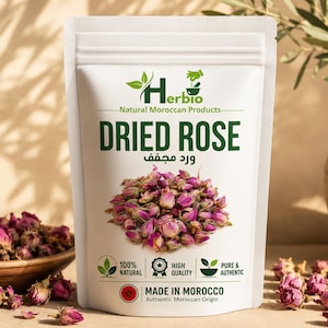 Könnte beinhalten: Ein weißer Standbeutel mit getrockneten Herbio-Rosenknospen. Das Etikett zeigt grünen Text mit der Aufschrift DRIED ROSE, arabische Schriftzeichen und Symbole für 100% natürlich, hohe Qualität sowie rein und authentisch.