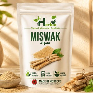 Könnte beinhalten: Ein weißer Standbeutel mit der Aufschrift Herbio Natural Moroccan Products Miswak. Die Verpackung zeigt Text, einen Haufen Pulver und ein Bündel gebundener Miswak-Stäbchen. Symbole weisen auf 100% natürlich, hohe Qualität sowie rein und authentisch hin.
