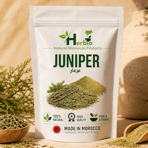 Puede incluir: Una bolsa blanca vertical de la marca Herbio con enebro, con texto y gráficos en verde. La etiqueta muestra el nombre del producto, un montón de agujas y polvo de enebro seco, e iconos que indican 100% natural y alta calidad.