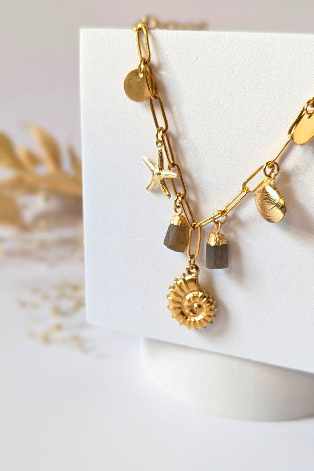Collier Vintage Avec Breloques Et Perles En Résine - Longueur 50 Cm - Doré Patiné - Occasion "dans Son Jus"