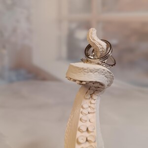 Sieradenstandaard tentakel: gotisch interieur, kaarsen en planten