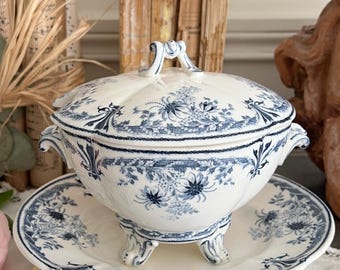 MOLIERE BLAU - SELTENE Sauciere mit Deckel auf einem Ständer, Steingutdekor, Modell Molière, aus der französischen Manufaktur in Sarreguemines