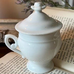 ローズ - 小さな花が飾られたパリの小さな白い磁器のクリームポット