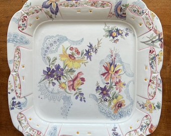 LAVALLIERE - Raro piatto da portata quadrato con piedini, fine XIX secolo, decorazione Lavallière, della manifattura francese di Sarreguemines