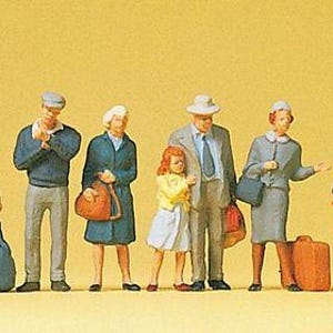 Preiser 10513 HO Scale Pedestrians At The Platform pkg(6)