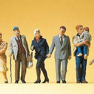 Preiser 10415 HO Scale Pedestrians -- Parents and Grandparents w/Children