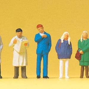 Preiser 14071 HO Scale Waiting Travellers at the Platform