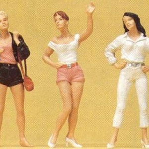 Preiser 45027 G Scale Standing Teenage Girls