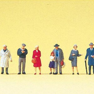 Preiser 79197 N Scale Passengers People Waiting on the Platform