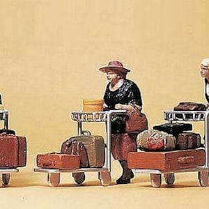 Preiser 10459 HO スケール乗客 -- 荷物カート付き旅行者