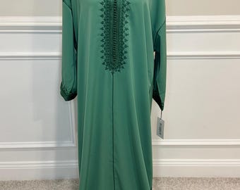Op de afbeelding: Een lange, groene gekapte robe met ingewikkelde borduurdetails. De robe heeft een ritssluiting en een lange, vloeiende rok.