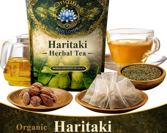 Puede incluir: Una variedad de productos de té de hierbas Haritaki. Se muestra una bolsa de té, una taza de té, hojas de té sueltas, bolsitas de té y frutos secos enteros. El embalaje presenta el texto "Origins Blue Lotus Haritaki Herbal Tea Bags".