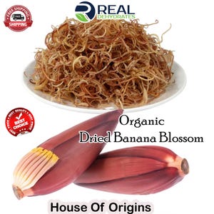 Könnte beinhalten: Biologische getrocknete Bananenblüte, eine hellbraune, faserige Trockenfrucht, in einer weißen Schüssel. Zwei rote Bananenblüten sind unter der Schüssel abgebildet. Der Text "Organic Dried Banana Blossom" und "House of Origins" ist unter dem Bild zu sehen.