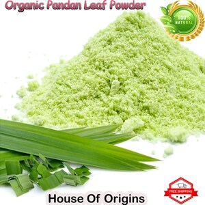 Pu&ograve; includere: Un mucchio di polvere di foglie di pandan biologiche verde chiaro con foglie di pandan verdi fresche. L'immagine include il testo "Organic Pandan Leaf Powder" e "House Of Origins". &Egrave; visibile anche un sigillo "100% Natural".