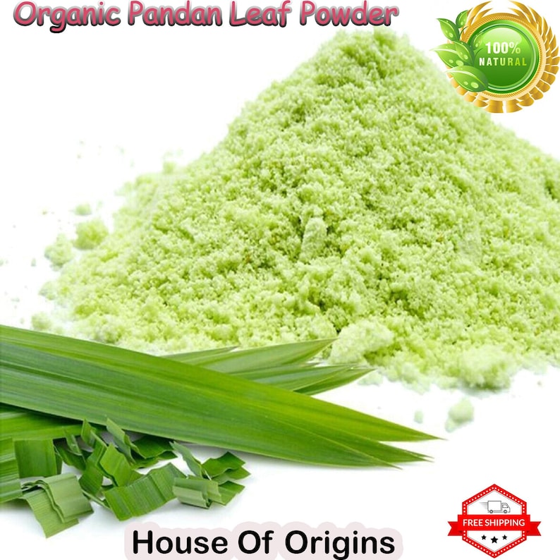 Pu&ograve; includere: Un mucchio di polvere di foglie di pandan biologiche verde chiaro con foglie di pandan verdi fresche. L'immagine include il testo "Organic Pandan Leaf Powder" e "House Of Origins". &Egrave; visibile anche un sigillo "100% Natural".