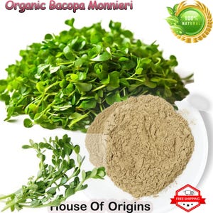 Può includere: Immagine di Bacopa Monnieri biologica, con foglie verdi fresche e un mucchio di polvere marrone. Il testo "100% NATURAL" è visibile, insieme alle parole "house Of Origins". L'immagine mostra la forma naturale e la polvere trasformata della pianta.