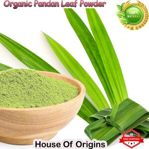 Pu&ograve; includere: Immagine di polvere di foglie di pandan biologiche in una ciotola di legno, con foglie fresche di pandan verde sullo sfondo. Il testo "Organic Pandan Leaf Powder" &egrave; in alto e "House Of Origins" in basso.