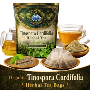 Könnte beinhalten: Ein Beutel Origins Blue Lotus Tinospora Cordifolia Kräutertee mit grünem Blattdesign. Enthält eine Glasteekanne mit goldener Flüssigkeit, eine Tasse Tee, eine Holzschale mit Kräuterpulver und einen Holzteller mit holzigen Stängelsegmenten.