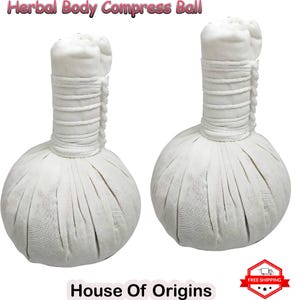 Puede incluir: Dos bolas de compresa herbal blancas, atadas con cuerda, para terapia de masaje. House of Origins.
