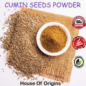Può includere: Primo piano di semi di cumino e polvere di cumino in una ciotola bianca. I semi sono marroni e la polvere è di colore marrone chiaro. La ciotola è appoggiata su una superficie di juta. Il testo "CUMIN SEEDS POWDER" è in alto nell'immagine. Il testo "House Of Origins" è in basso nell'immagine.