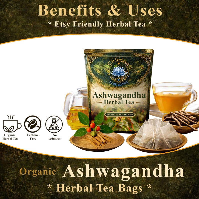 Op de afbeelding: Een verpakking Origins Blue Lotus Ashwagandha kruidenthee met een glazen kopje met goudkleurige thee, een houten schaaltje met gedroogde wortels en een piramidevormig theezakje. Iconen duiden op biologisch, cafe&iuml;nevrij en geen toevoegingen.