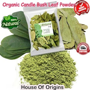 Puede incluir: Un paquete de 25 gramos de polvo de hojas de arbusto de vela Attora Leaf. El paquete es blanco con letras verdes y una imagen de hojas secas. El polvo es de color verde claro y está en un montón sobre una superficie blanca. El texto en el paquete dice "100% Natural" y "Attora Leaf". El texto también dice "Color natural, No secado al sol, Sin OGM, Sin pesticidas, Deshidratado al aire".