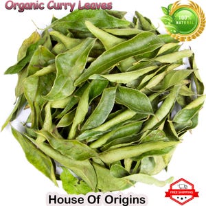 Pode incluir: Um monte de folhas de curry orgânicas secas, com uma cor verde vibrante e uma textura ligeiramente encaracolada. As folhas estão dispostas num padrão circular. O texto "Organic Curry Leaves" está no topo, com "House Of Origins" na parte inferior.