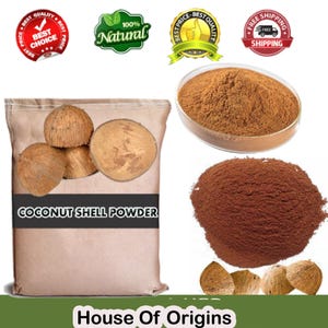 Puede incluir: Una bolsa de papel marrón con el texto "COCONUT SHELL POWDER" impreso en ella. La bolsa contiene cáscaras de coco. La imagen también muestra un montón de polvo marrón y un primer plano del polvo en un tazón transparente. El texto "100% Natural" es visible en un círculo verde. El texto "House Of Origins" es visible en la parte inferior de la imagen.