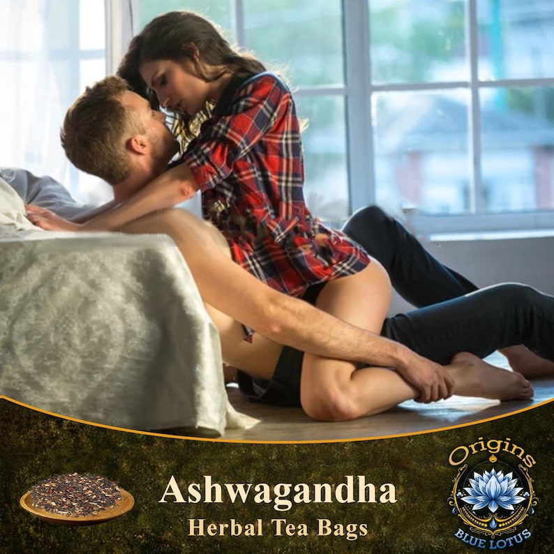K&ouml;nnte beinhalten: Das Bild zeigt ein Paar in einem Schlafzimmer. Die Frau tr&auml;gt ein rot-blau kariertes Hemd. Der Text "Ashwagandha Herbal Tea Bags" ist auf einem goldenen Banner zusammen mit dem Blue Lotus Logo zu sehen.