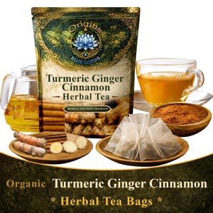 Peut inclure: Présentation de thé aux herbes Blue Lotus Curcuma Gingembre Cannelle. L'image montre une tasse de thé, des sachets de thé et des ingrédients comme le curcuma, le gingembre et des bâtons de cannelle. L'emballage indique "Organic Turmeric Ginger Cinnamon Herbal Tea Bags."