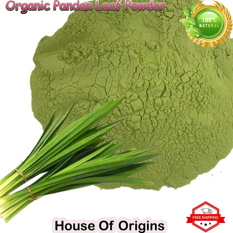 Pu&ograve; includere: Immagine di polvere di foglie di pandan biologiche e foglie fresche di pandan. La polvere &egrave; di un verde vibrante e ha un aspetto strutturato. Le foglie sono lunghe, sottili e di un verde brillante. Il testo "Organic Pandan Leaf Powder" &egrave; visibile.