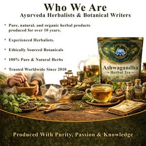 Op de afbeelding: Een productpresentatie met een zak Origins Blue Lotus Ashwagandha kruidenthee, een glazen kopje met thee, een houten vijzel met stamper, losse kruiden, kleine glazen potjes, een vergrootglas en de tekst Who We Are en Produced With Purity.
