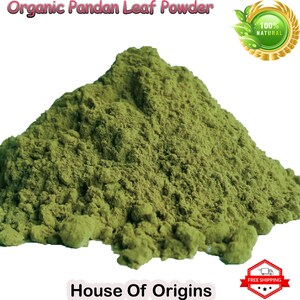 Pu&ograve; includere: Un mucchio di polvere di foglie di pandan verde biologico. Il testo "Organic Pandan Leaf Powder" &egrave; nella parte superiore dell'immagine. Il testo "House Of Origins" &egrave; nella parte inferiore dell'immagine. Un grafico circolare con il testo "100% Natural" &egrave; in alto a destra.
