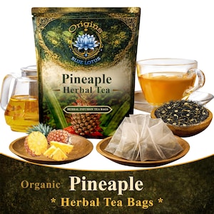 以下が含まれることがあります： 「Origins Blue Lotus Pineapple Herbal Tea」のパッケージと、お茶の入ったカップ、ティーバッグ、パイナップルのスライス。お茶は金色で、パッケージには青い蓮の花のデザインが施されています。