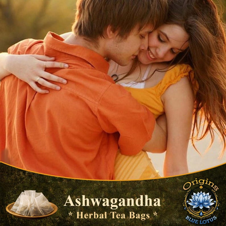 K&ouml;nnte beinhalten: Ein Paar umarmt sich, der Mann tr&auml;gt ein orangefarbenes Hemd, die Frau ein gelbes Oberteil. Der Text lautet: "Ashwagandha * Herbal Tea Bags *" und ein Logo von Blue Lotus Origins. Kr&auml;uterteebeutel sind sichtbar.
