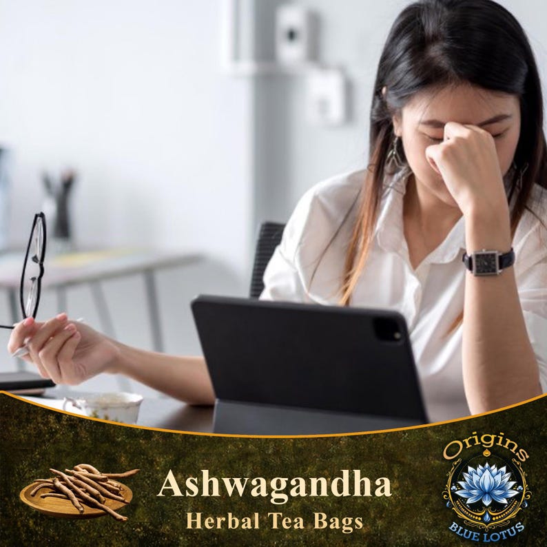 Op de afbeelding: Een klein houten bordje met gedroogde, lichtbruine Ashwagandha-wortels. De tekst luidt Origins Blue Lotus Ashwagandha Herbal Tea Bags. Een persoon in een wit overhemd zit aan een bureau met een tablet, een bril en een kopje.