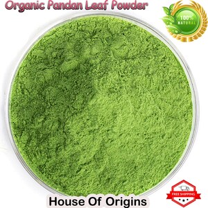 Pu&ograve; includere: Un contenitore rotondo trasparente pieno di polvere di foglie di pandan verde brillante. Il testo "Organic Pandan Leaf Powder" &egrave; in alto e "House Of Origins" in basso. &Egrave; visibile un sigillo "100% Natural".