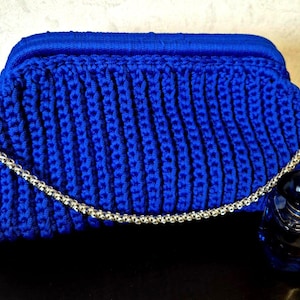 Knitting pattern for a clutch bag with a clasp.
